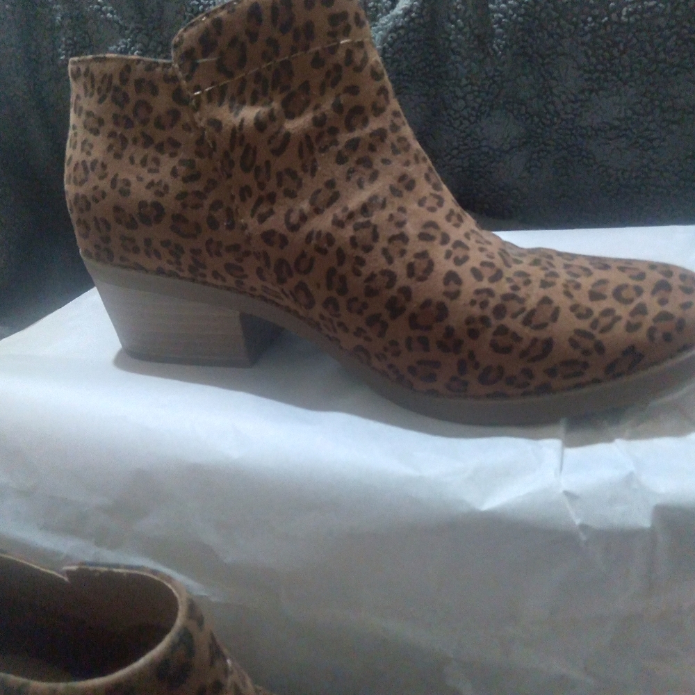 Time and Tru leopard print booties size 6 with memory foam - Picture 8 of 8